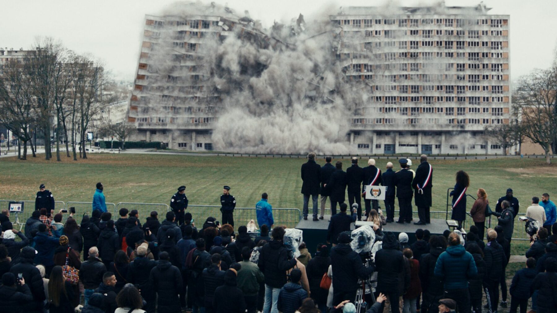 Zapadający się blok i protest przed nim.